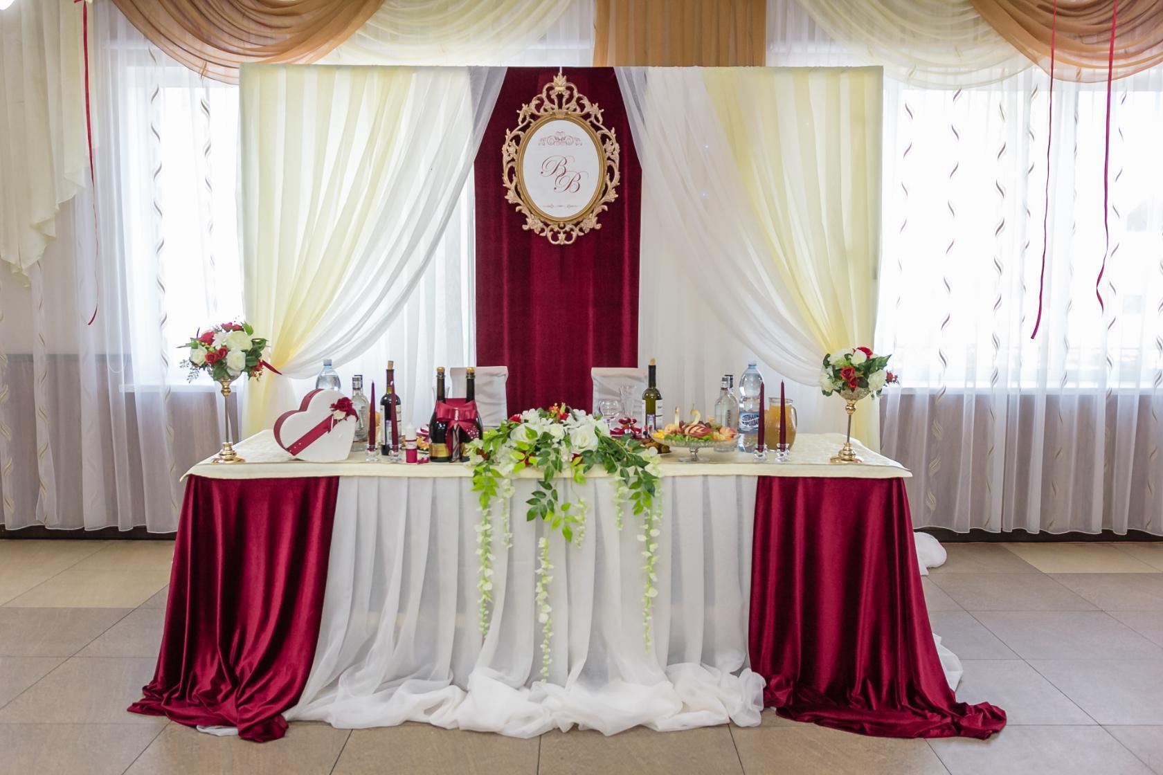 Украшение свадебного стола жениха и невесты в бордовом цвете