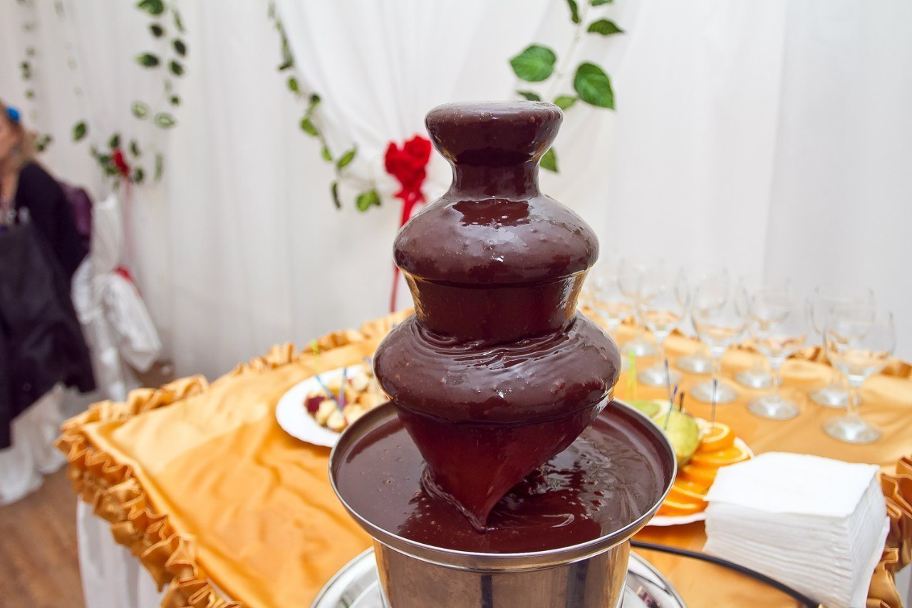 Стол с шоколадным фонтаном