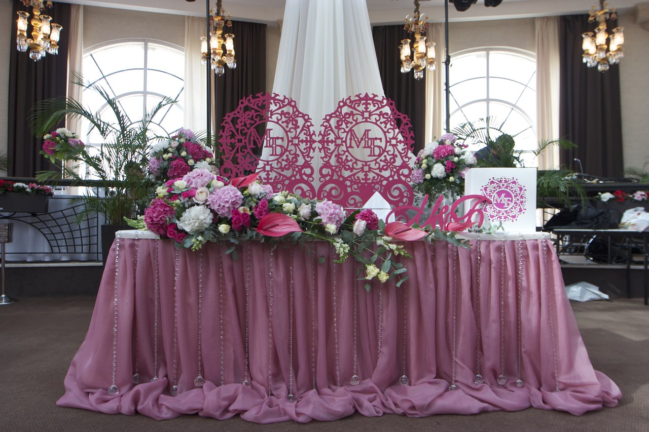 Фото стола жениха и невесты оформление