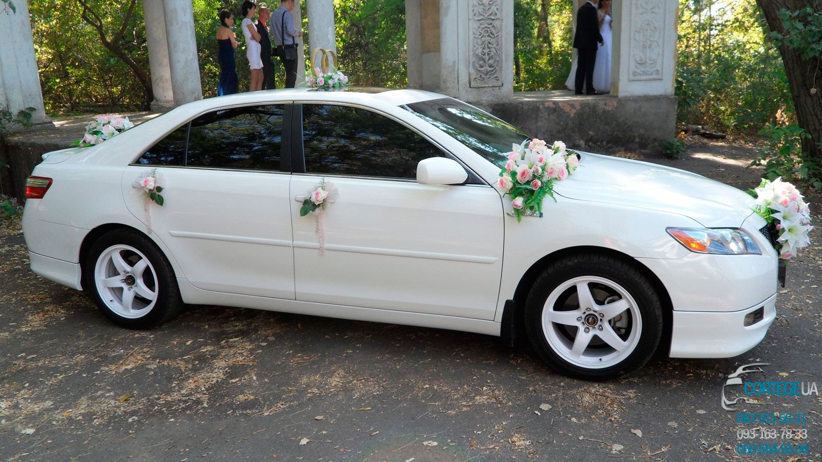 Украшения для свад машины из роз и лилий