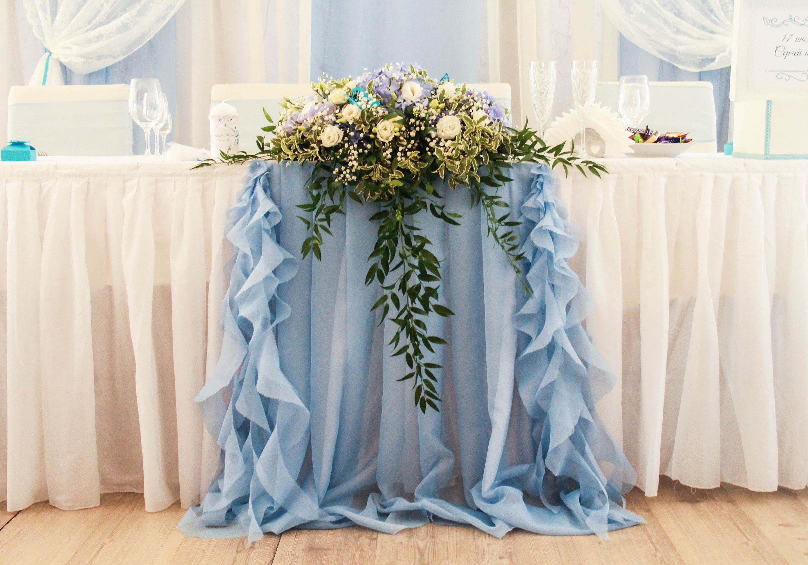 стол жениха и невесты в голубом цвете