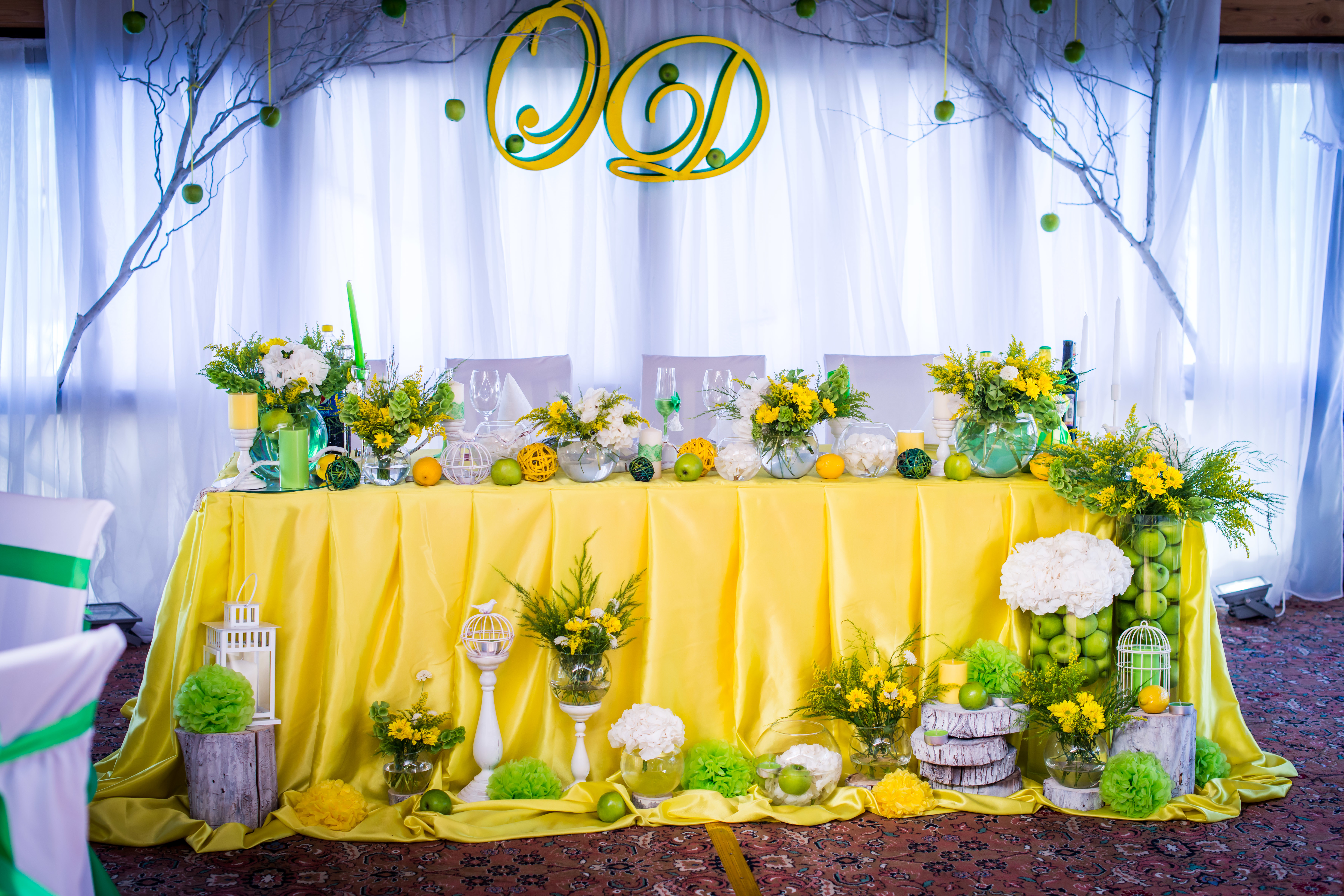 Украшение зала на свадьбу желтый