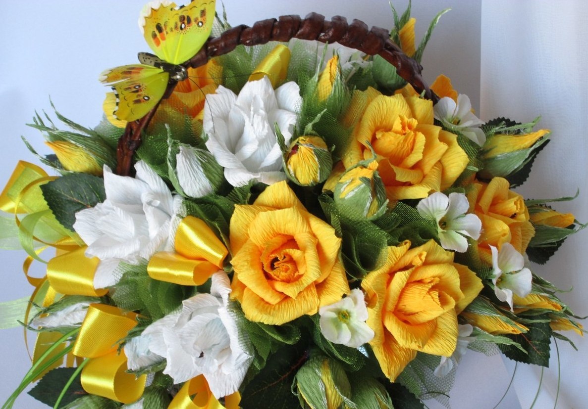 Желтые розы из гофрированной бумаги с конфетами