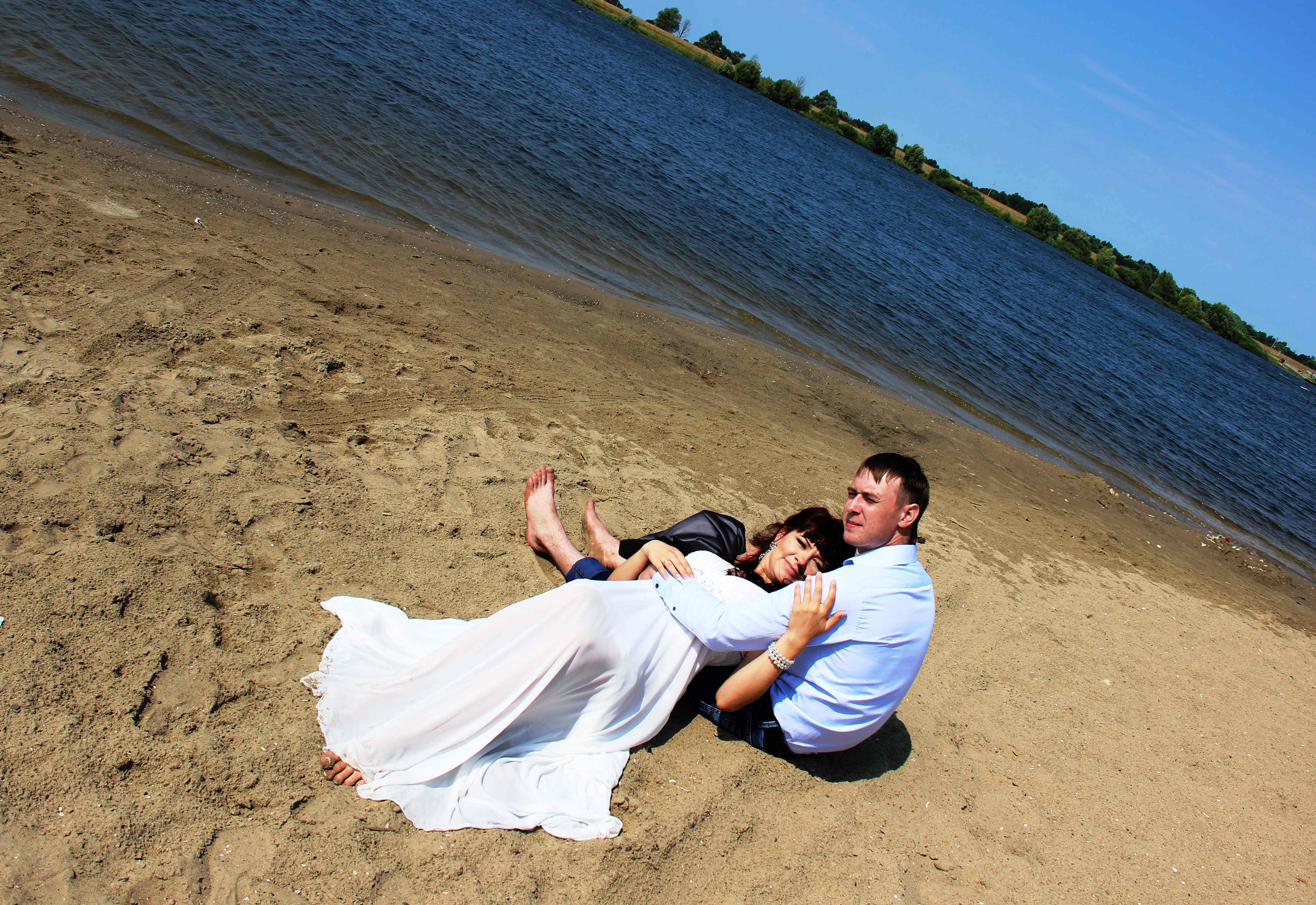 Свадебная фотосессия на берегу реки
