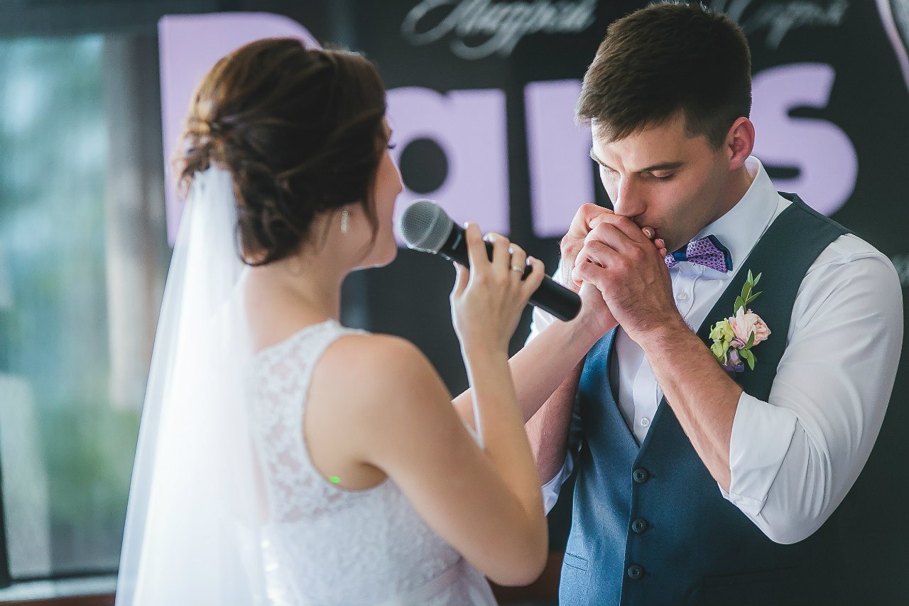 Жених целует руку невесте