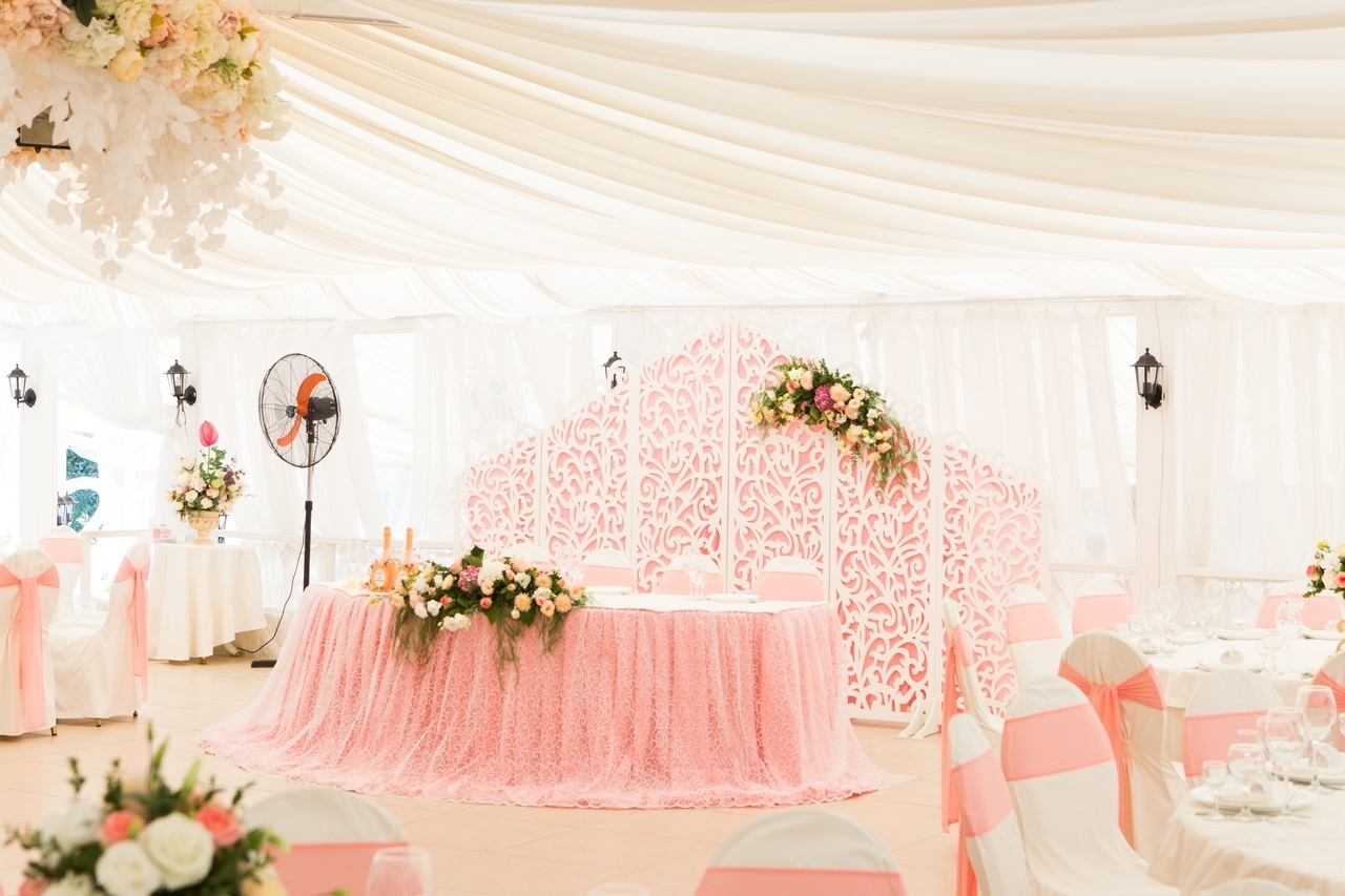 Декор свадебного зала в пудровом цвете