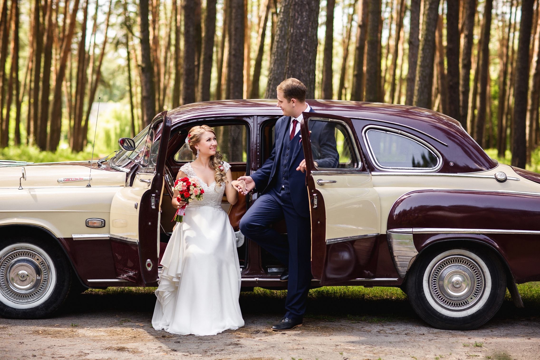 Свадебный образ жениха и невесты у машины