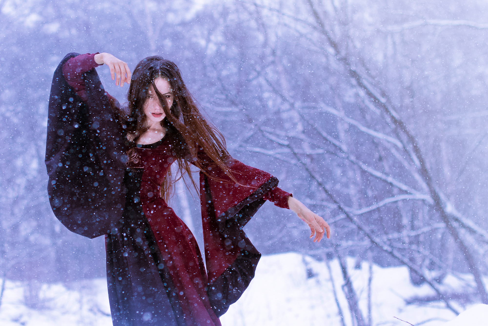 Девушка под снегом. Зимняя фотосессия в платье. Ведьма зимой. Ведьма зима. Зима магия.