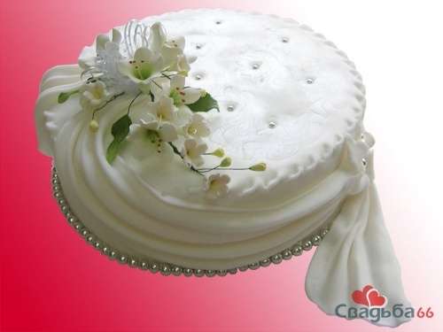 Одноярусный белый свадебный торт, украшенный цветами и бусинами. - фото 17 simik