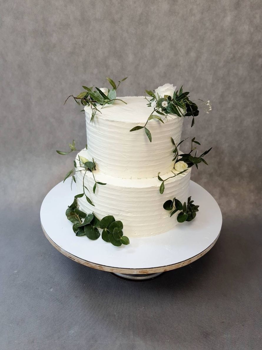Торт оформлен зелеными цветами, 1 час