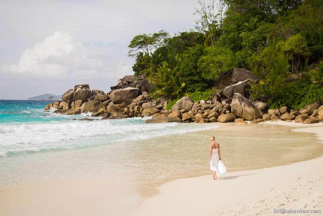На  берегу моря стоит невеста в белом платье - фото 2353194 Фотограф и видеограф Кирилл Бабенков