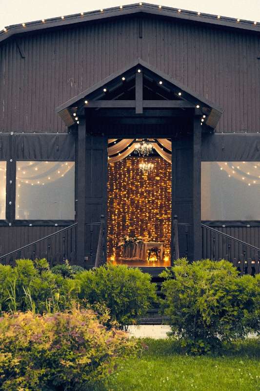 Деревянная веранда на свадьбу в темных оттенках в стиле кантри. Амбар для свадьбы. - фото 20217159 Свадебная площадка "Ранчо"