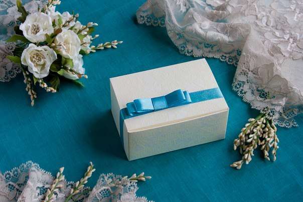 Итальянская коробочка для сладких подарков, 10х7х4,5 см, картон с тиснением под медовые соты и цветочные мотивы - фото 5635356 Свадебные бонбоньерки "Бон-бон"