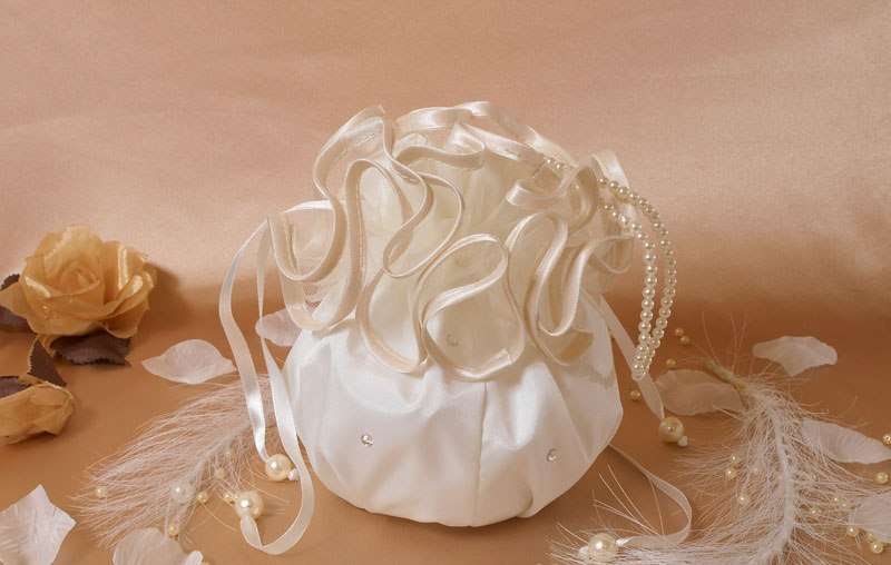 Свадебная сумочка ридикюль из белой тафты декорирована стразами и бежевой атласной косой бейкой по краю, на концах атласных лент - фото 566016 "Свадебные прелести" - свадебные аксессуары