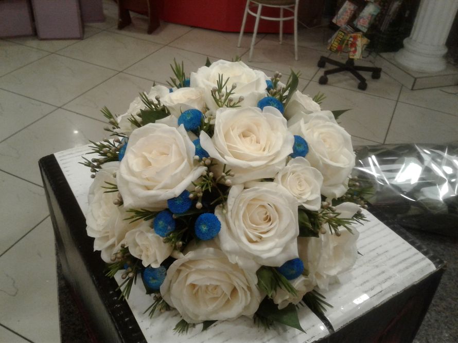 Бело-синий букет невесты