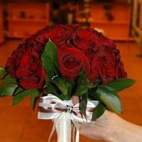 Бордовый букет невесты из роз