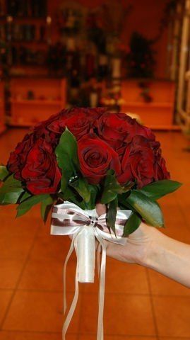 Бордовый букет невесты из роз
