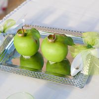 Два яблока с кольцами на яблочной свадьбе Саши И Юли