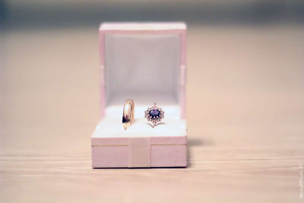Обручальные кольца, одно из которых винтажное с драгоценным камнем в розовой коробочке. - фото 571890 Фотографы Maks and Masha Ko