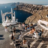 Вот что такое по-настоящему грандиозная свадьба: панорамный вид на сверкающее бескрайнее море и самый крупный в мире вулкан. Мощь и сила этого места обеспечивает заряд романтической энергии для всех, кто выбрал этот райский уголок для самого счастливого п