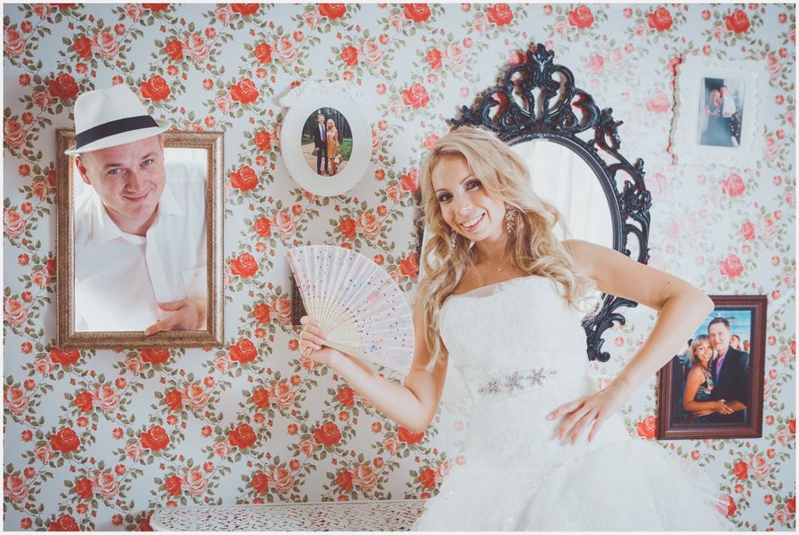 Невеста с белым веером в руках стоит возле стены с зеркалом и окошком, из которого высовывается жених - фото 1402973 svetlana vadimovna