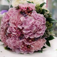 Роскошный, необычный, богатый, восхитительный - этот букет невесты из розовых гортензий и гвоздик
