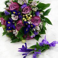 Лиловые розы с синими ирисами... сделают образ невесты ярким, не забывающимся.....