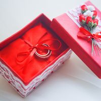 Красная коробочка для колец с белым кружевом