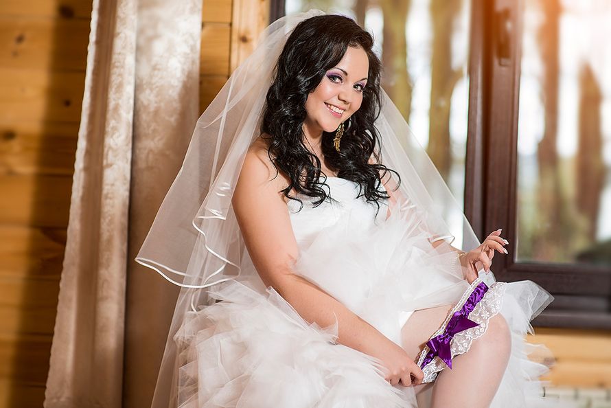 Невеста одевает на ногу белую кружевную подвязку  с сиреневой атласной лентой и таким же бантом, волосы невесты покрывает лёгкая - фото 928869 Танюшка Бабушкина (Барсюша)