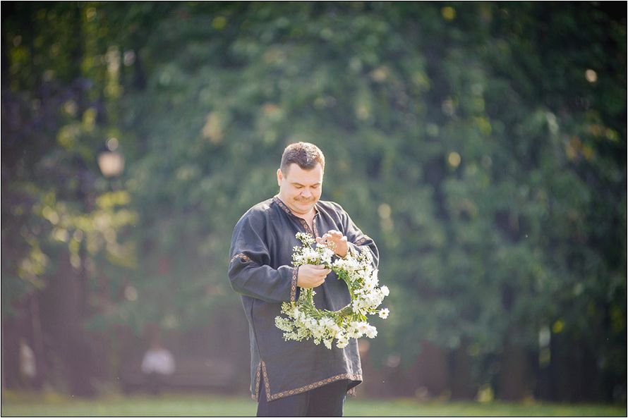 Жених в этническом стиле в широкой синей рубашке, черных брюках и с венком из полевых цветов - фото 1280425 Фотограф Радосвет Лапин