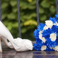 Букет невесты из астр и роз в бело-голубых тонах и белые туфли невесты