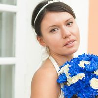 Букет невесты из белых роз и голубых астр
