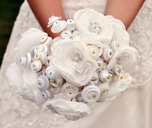 Букет невесты из пуговиц с белыми тканевыми цветами и белыми маленькими и большими пуговицами  - фото 1907229 Селена Солнечная