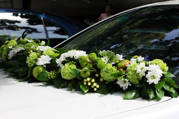 Длинная гирлянда из цветов из белых цветов, ягод, яблок, зелени- для украшения капота свадебного автомобиля. - фото 2506179 «ФлораДон» - оформление цветами 