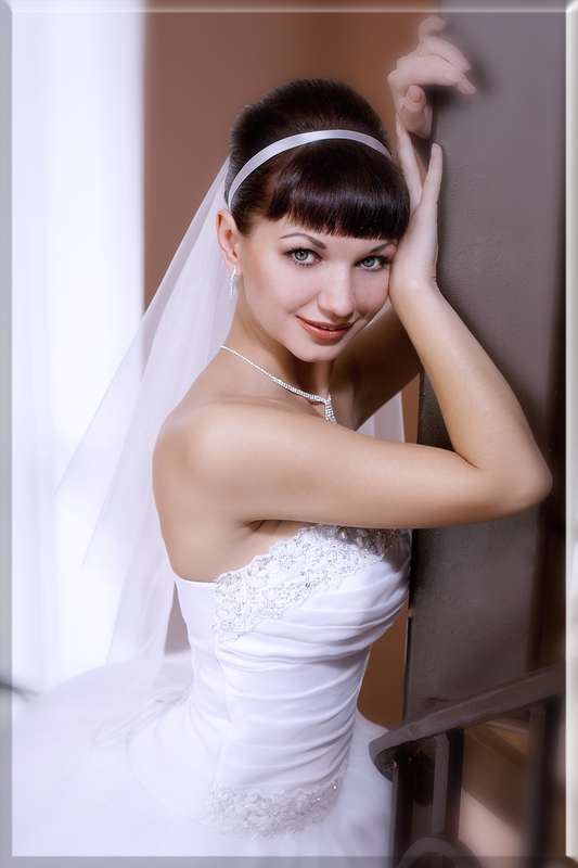 Нежный свадебный образ невесты подчеркнут прической на длинные волосы - собранные локоны, украшенные ободком и вуалью - фото 593571 Фотограф Катерина Хасанова