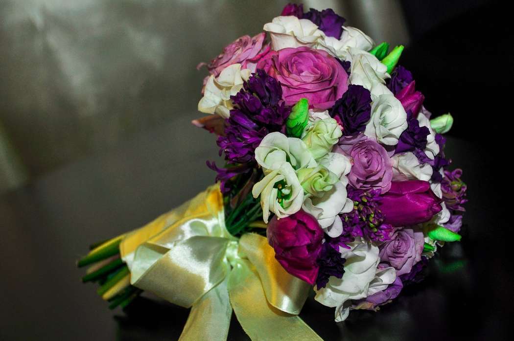 Букет невесты из сиреневых и розовых роз, ярко-сиреневых тюльпанов и трахелиума, декорированный светло-желтой атласной лентой  - фото 1218077 Свадебное агентство Свадебный Ангел