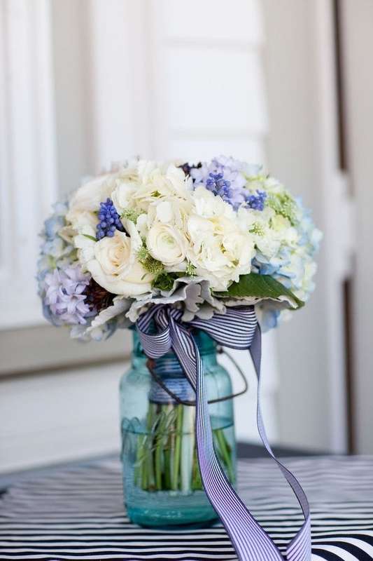 Букет невесты из белых роз и ранункулюсов, голубых гортензий, синих мускарий и сиреневых гиацинтов, завязанный бело-синей - фото 1218089 Свадебное агентство Свадебный Ангел