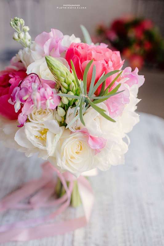 Букет невесты из белых роз и розовых тюльпанов - фото 2373624 Невеста01