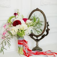 красный букет невесты Хризантема, Дисентра, Калла - красные цветы,ссвадьба в стиле Бохо 