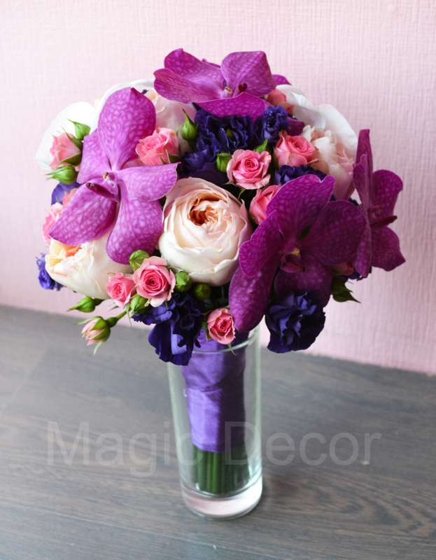 Роскошный свадебный букет из роз Дэвида Остина, фиолетовой эустомы, розовых кустарных роз и орхидеи малиновой Ванда - фото 1498487 Дизайн-студия Magic decor