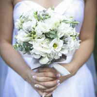 Свадебный букет из белой гортензии, эустомы, фрезии и серой брунии