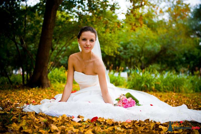 Невеста в белом длинном платье сидит на листьях в осеннем лесу - фото 98409 Фотограф Неукрытый Валерий