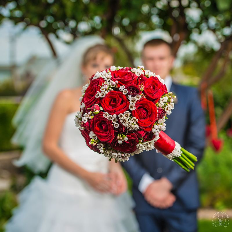 Букет невесты в круглом стиле из красных роз и белых ромашек, декорированный красной лентой  - фото 614745 Фотограф Гордеев Евгений