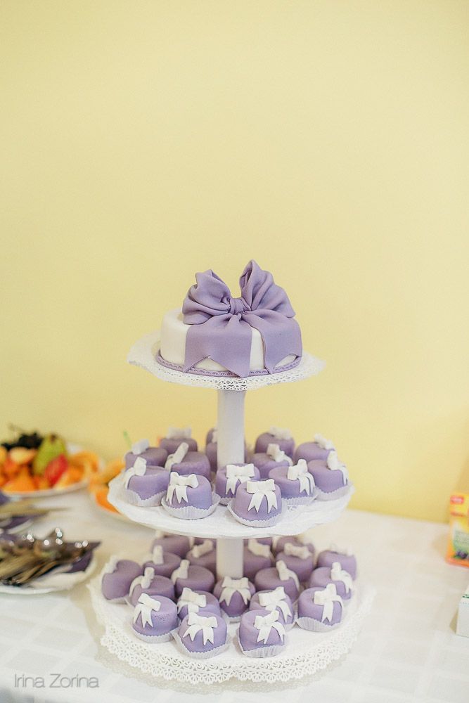 Пирамида с капкейками и свадебным тортом, украшенными белой и сиреневой глазурью, бантами - фото 1079095 Anja_989