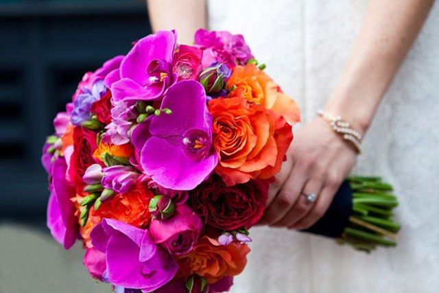 Яркий букет невесты из оранжевых, бордовых и розовых роз, сиреневых фрезий и розовых орхидей, декорированный синей лентой  - фото 780653 Nastya_smile