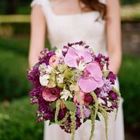 Весенний букет невесты из сирени и орхидей 
