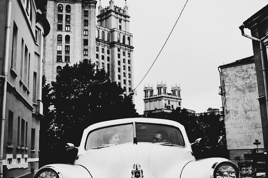 Белая "Победа" на фоне высотных зданий, зелени и с молодой парой в салоне. - фото 599735 Фотограф Царевский Иван