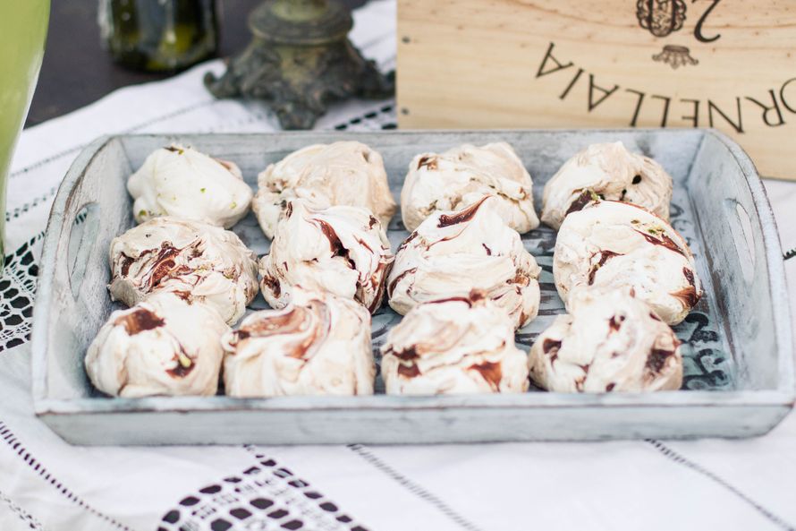 Пирожные безе с шоколадом на деревянном подносе для свадьбы в стиле шебби-шик, прованс - фото 2571877 LaOlga