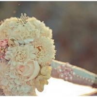 Букет невесты из розовых роз, белых астр и гортензий