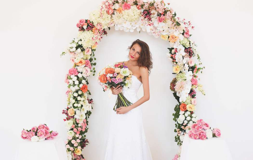 Подковообразная свадебная арка, украшенная белой тканью, цветами и лентами - фото 2905951 Студия декора "Лиса"
